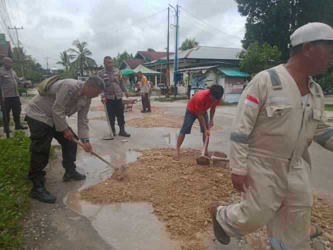 WARGA GONTONG ROYONG BERSAMA POLSEK DUMAI TIMUR, PERBAIKAN JALAN RUSAK