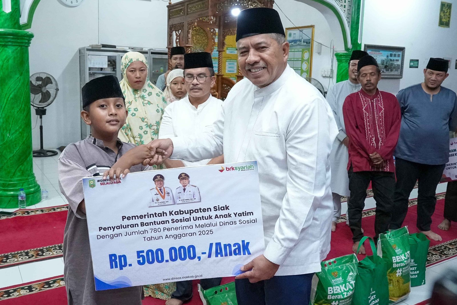 SAFARI RAMADAN BUPATI SIAK ALFENDRI  DI PUSAKA. AJAK MASYARAKAT  BERZAKAT