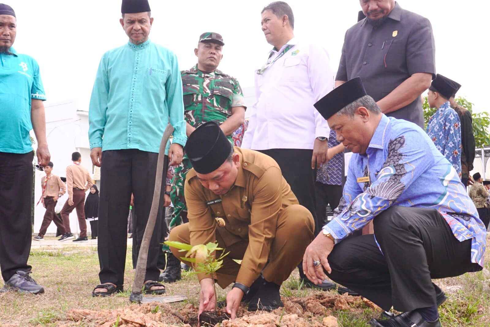 Pemerntah Kabupaten siak, Sambut Hari Bumi,  sedunia. Wabup Husni dan Kemenag Siak lestarikan penanaman Pohon Matoa