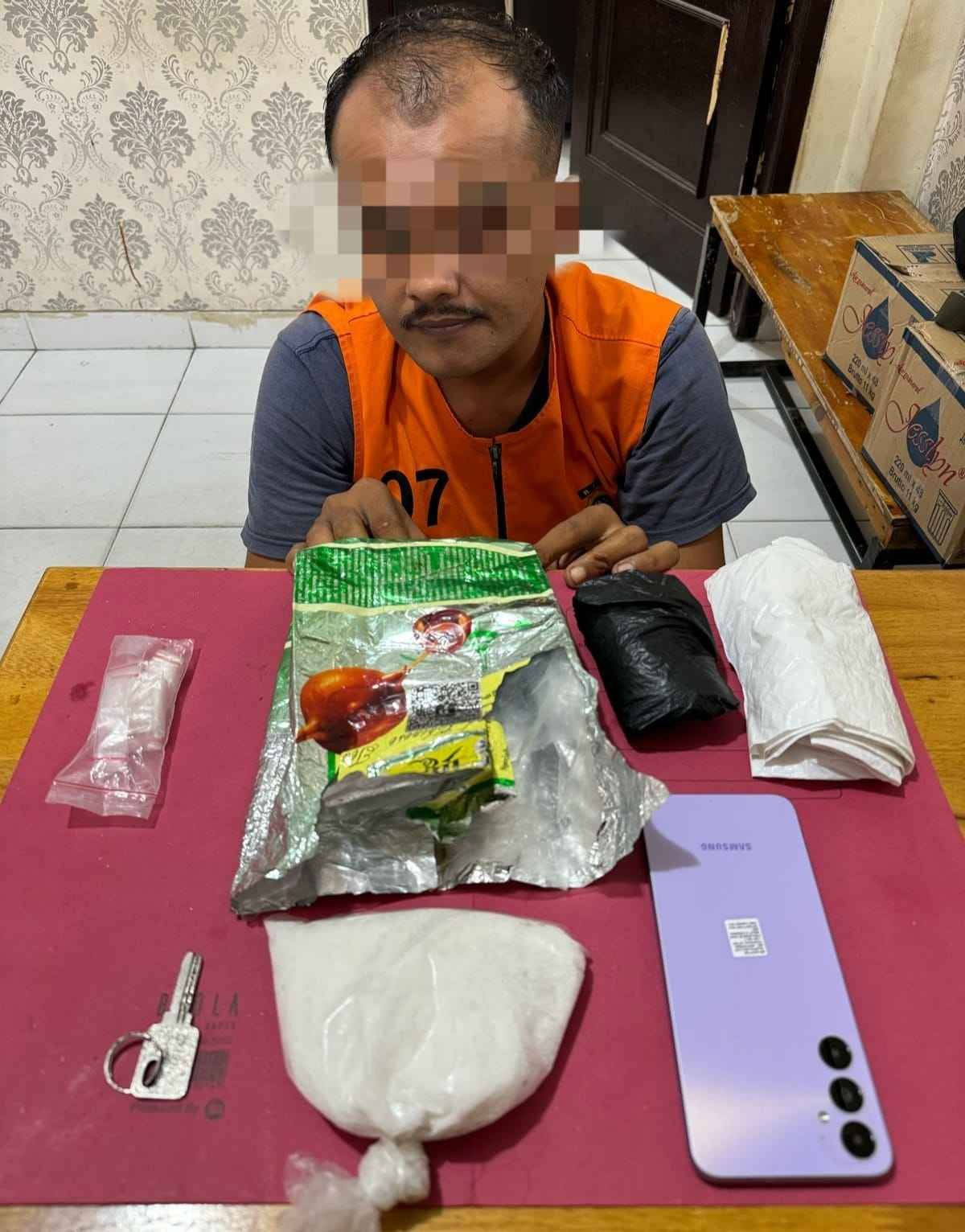 Kembali di kejutkan oleh Polres Siak, meringkus seorang pria paruh baya  diduga  Pengedar Narkotika Jenis Shabu Seberat 217,96 Gram