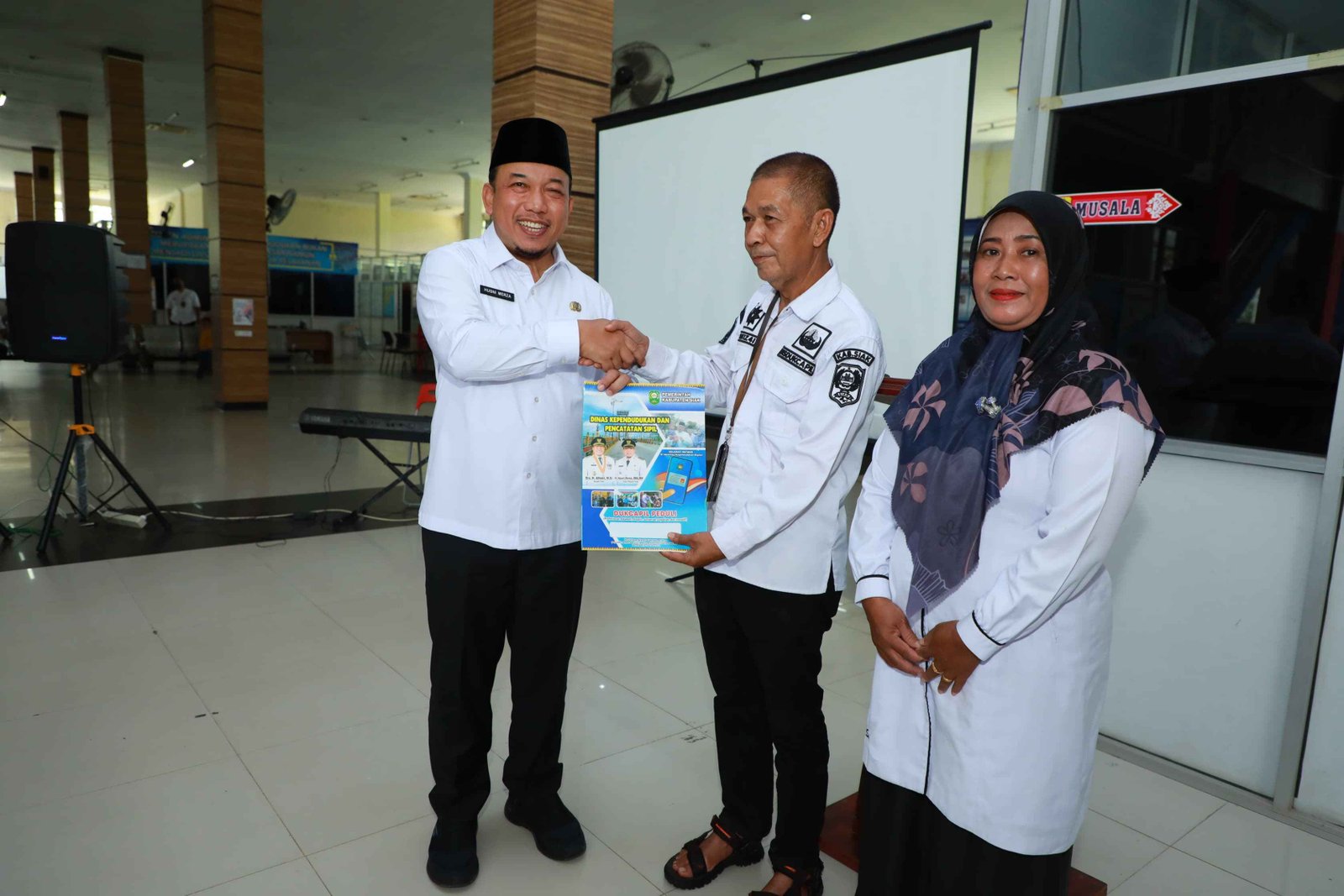 Kepala Dinas Kependudukan dan Pencatatan Sipil (Disdukcapil) Hasmizal pada 1 mei mendatang resmi mengakhiri pengabdian sebagai ASN di Kabupaten Siak.