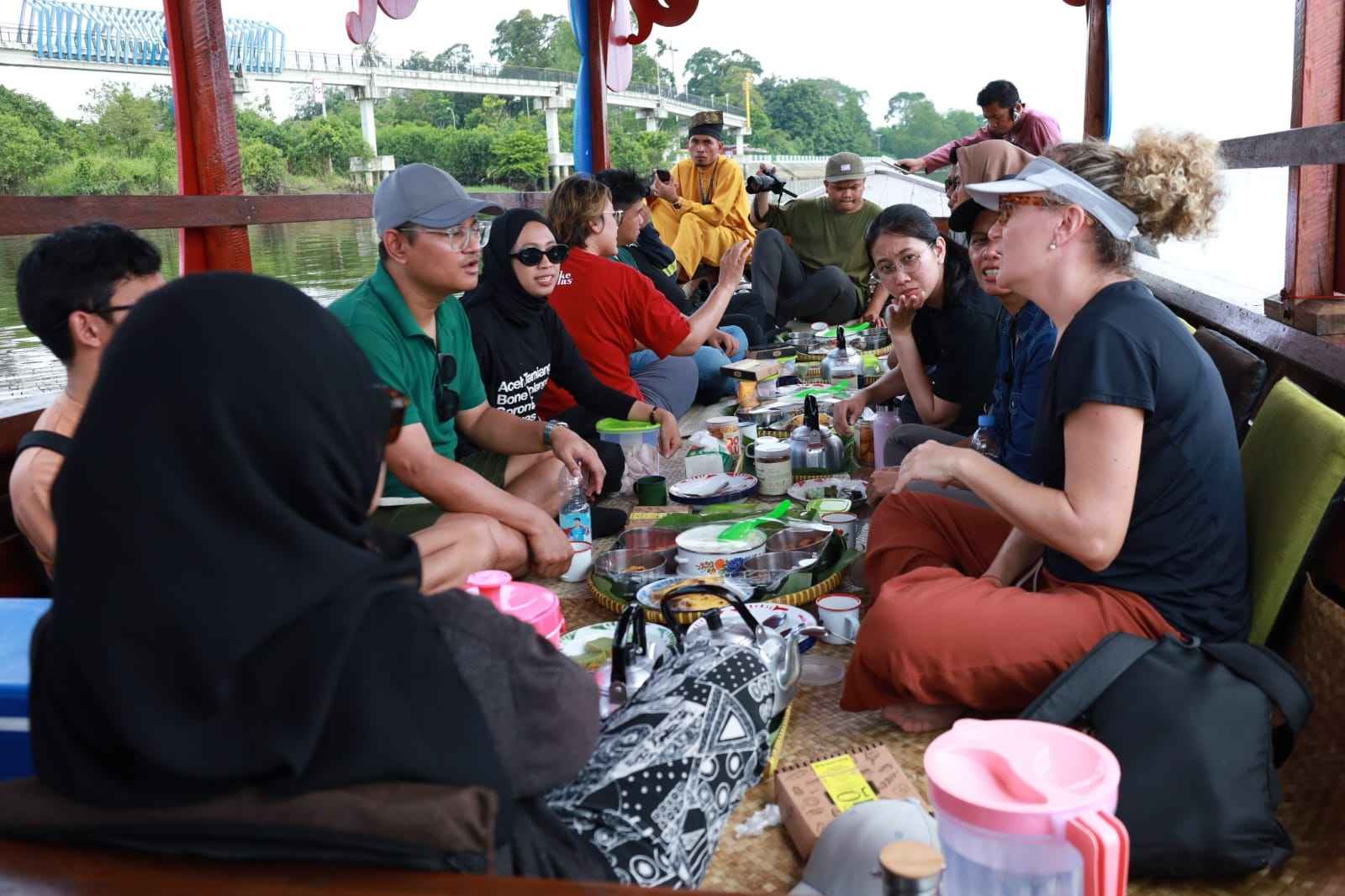 Jelajahi  Wisata di kabupaten siak, Susur Sungai dan Makan Beghanyut Pengalaman Menyenangkan.   