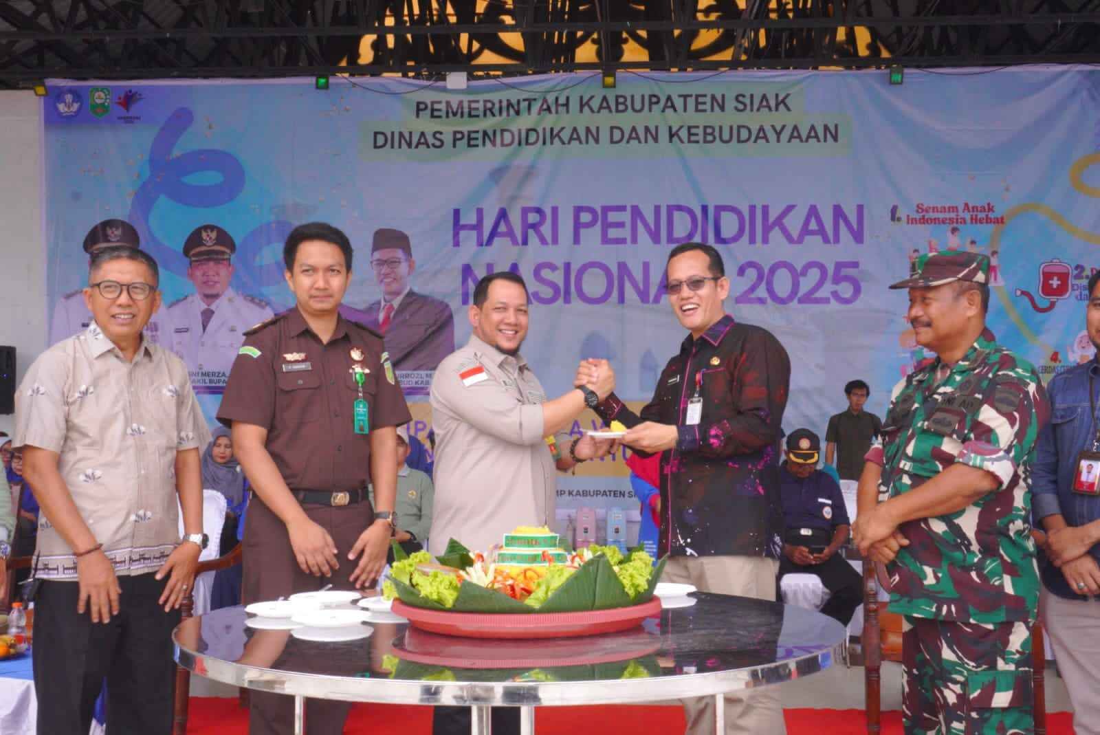 Pemerintah daerah Kabupaten siak melalui Asisten Administrasi Umum Rozo Candra,  Resmikan lombaPop Up Tk Cerdas Cermat SD desain Grafis SMP.