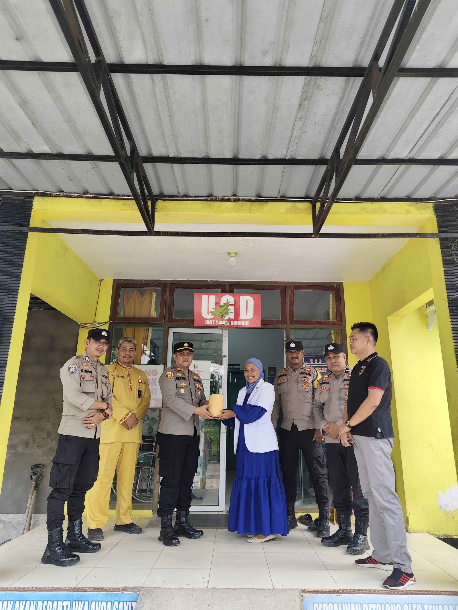 Unik! dr. Maibelisa Rayakan Ulang Tahun dengan Hadiah Bibit Pohon dari Kapolda Riau Melalui Polres Inhil - Polsek Tempuling