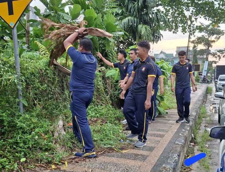 Personel Polres Inhil Kurve kerja bakti sosial dalam rangka hari lingkungan Hidup Sedunia
