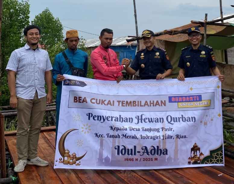 Bea Cukai Tembilahan Sembelih 3 Hewan Kurban, Serahkan Sapi untuk Warga Tanjung Pasir