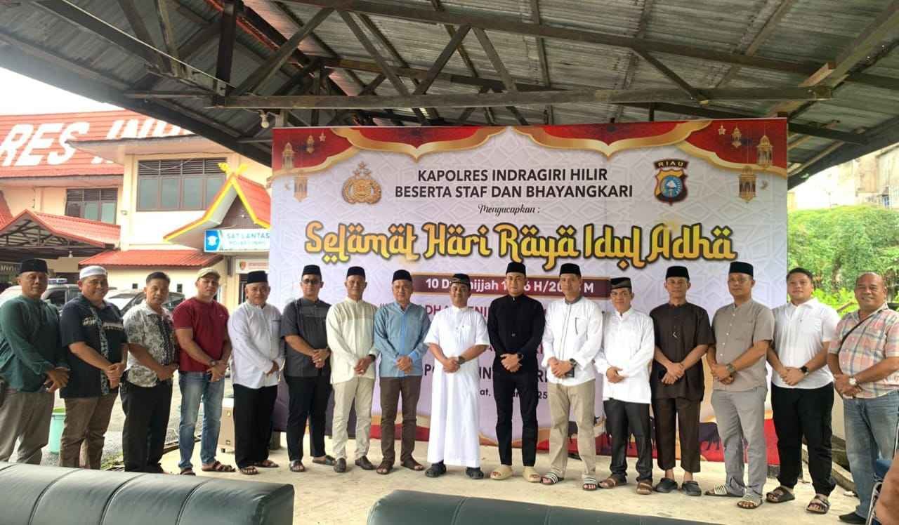 Polres Inhil Bagikan 720 Bungkus Daging Kurban Kepada Masyarakat