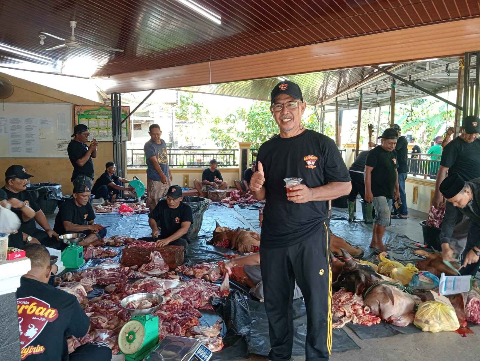 Panitia Kurban Mesjid Al Muhajirin Kelurahan Pekan Arba Tembilahan potong 11 Ekor Sapi 