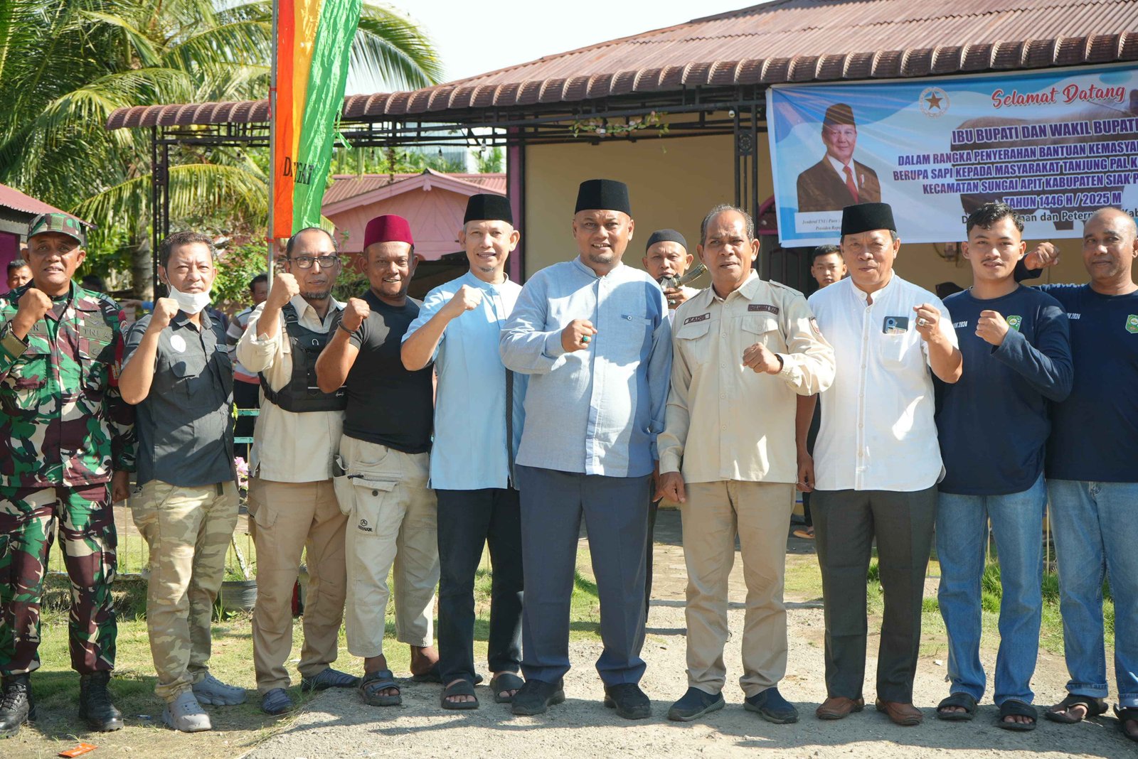Wabup Siak Syamsurizal Serahkan Satu Ekor Sapi Qurban Untuk Warga Tanjung Pal, Sungai Apit.