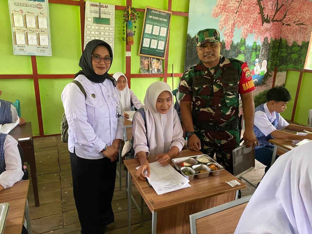 Dukung Peningkatan Gizi Anak, Babinsa Koramil 06/Kateman Kembali Dampingi Program Makan Sehat Bergizi di Sekolah