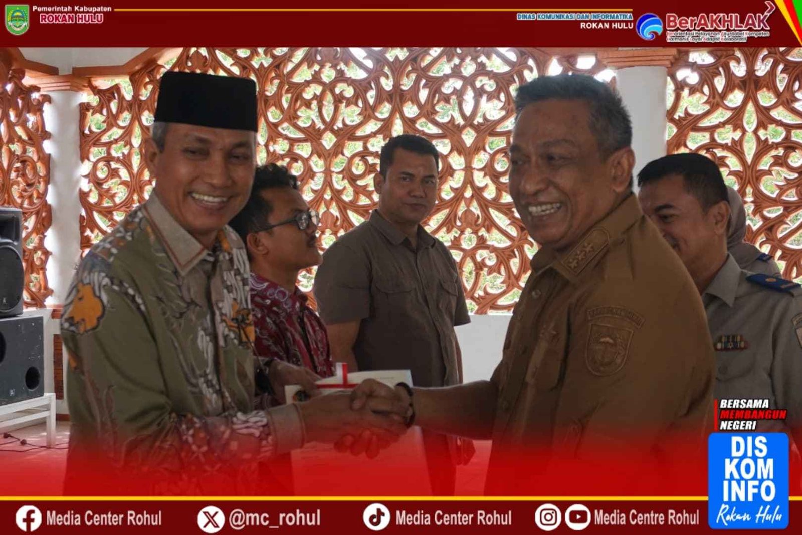 Bupati Rohul Anton, S.T, M.M Bagikan Sertifikat Tanah Program PTSL dan Redistribusi Tahun Anggaran 2024.