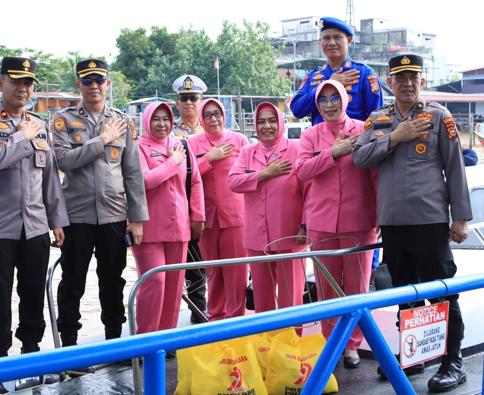 Polres Indragiri Hilir Salurkan 200 Paket Sembako kepada Warga Pesisir Sungai Indragiri dalam Rangka Hari Bhayangkara ke-79