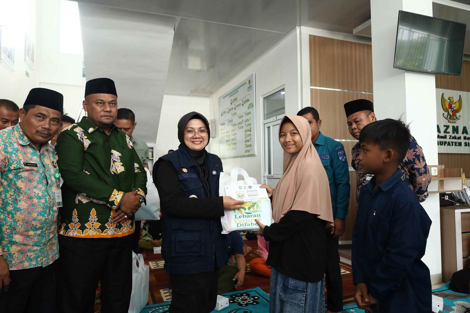 Baznas berikan bantuan 100 anak yatim  dan puluhan penyanda dissabilitas di siak  