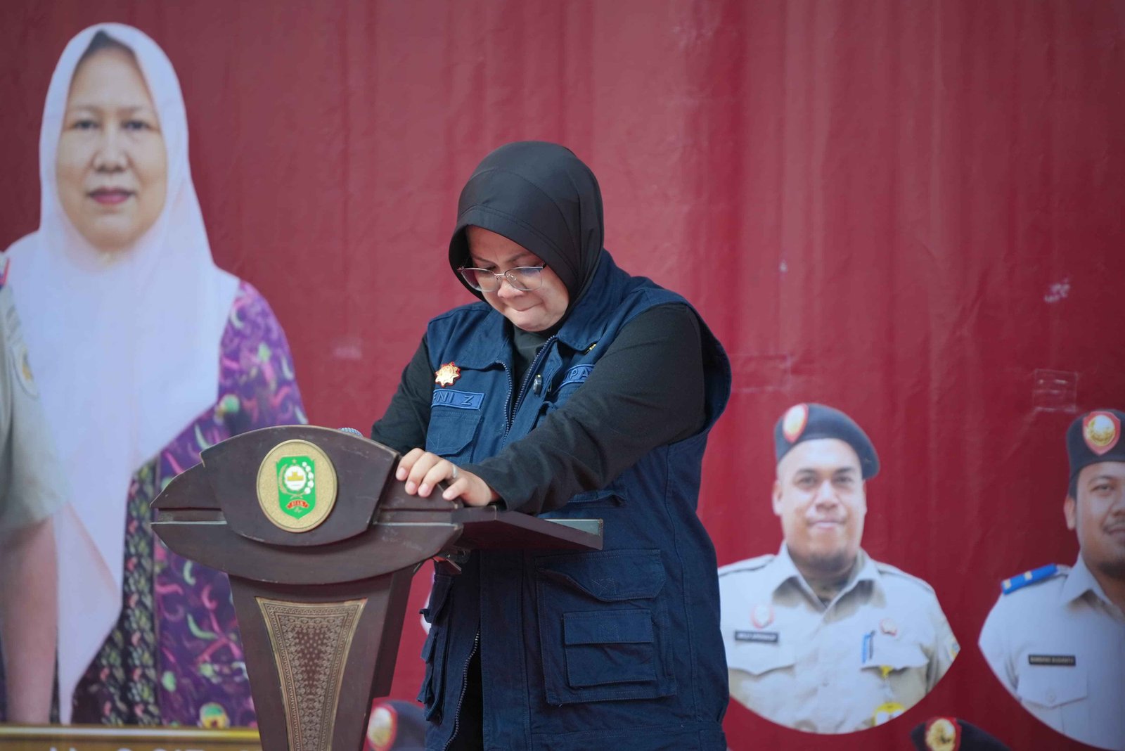Suasana Haru Pisah Sambut, Afni Z: Tolong Masyarakat Kami Pak, Ada Konflik Lahan