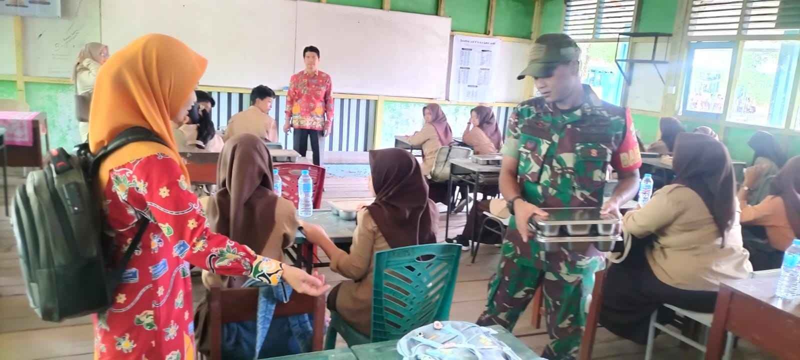 Dukung Peningkatan Gizi, Babinsa Koramil 06/Kateman Kembali Dampingi Kegiatan Makan Sehat Bergizi di Sekolah
