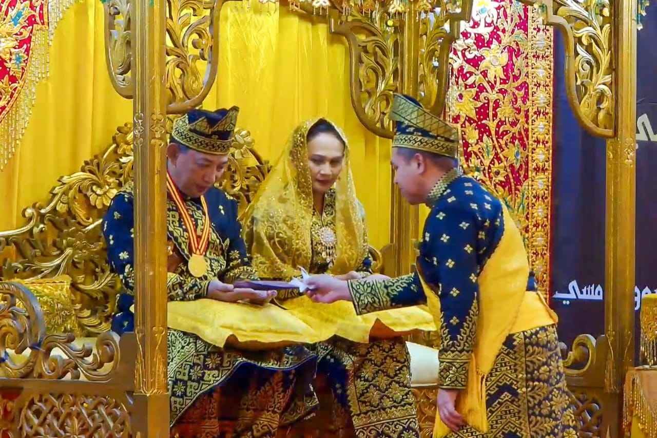 Kapolri Terima Gelar Adat, Sekda Siak Apresiasi dan Harap Jadi Inspirasi Masyarakat.