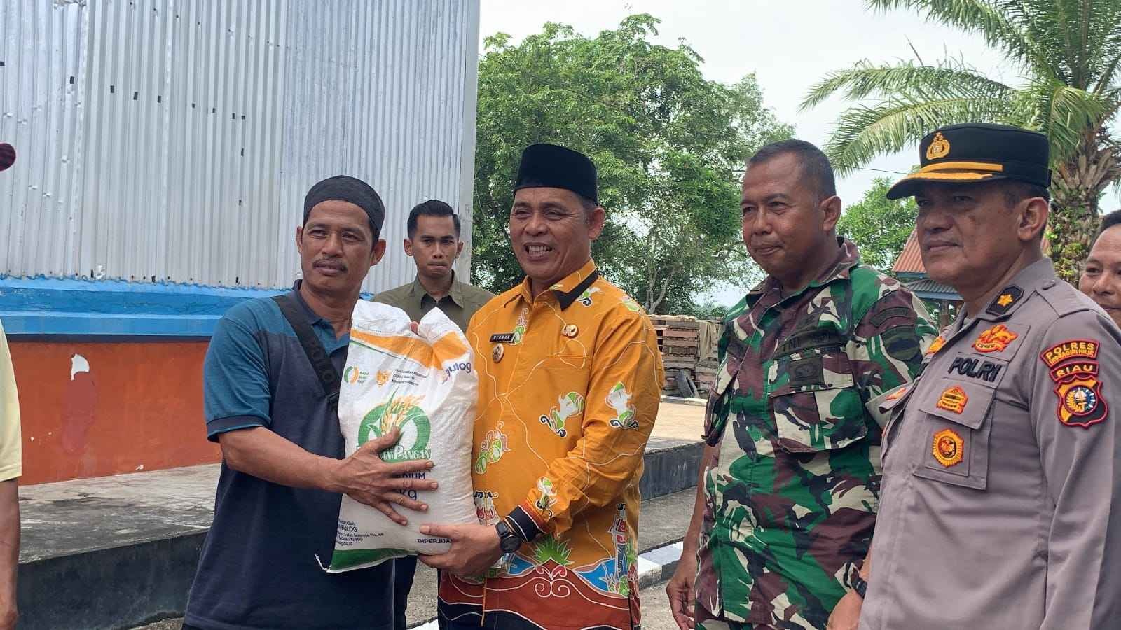 Kodim 0314 Inhil Hadiri dan Dukung Launching Penyaluran Bantuan Pangan Alokasi Juni–Juli 2025 Bulog Tembilahan