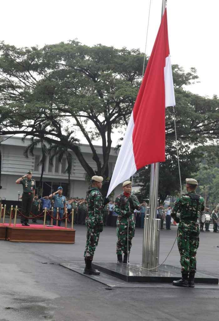 Kemhan RI Laksanakan Upacara Bendera Bulanan, Tekankan Disiplin Pegawai