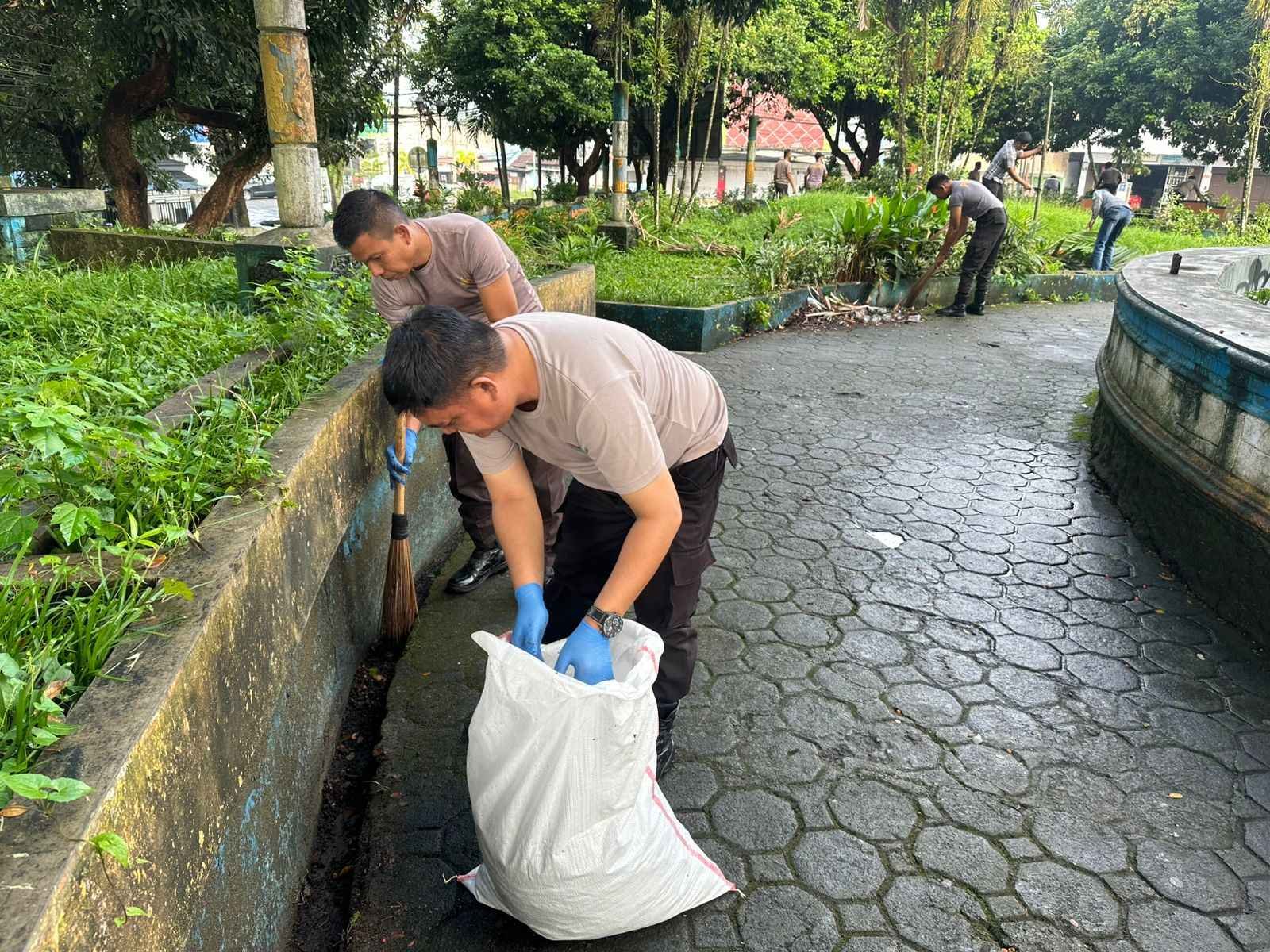 Kapolsek Kotamobagu Pimpin Pembersihan Taman Kota, Warga Diminta Jaga Kebersihan dan Ketertiban