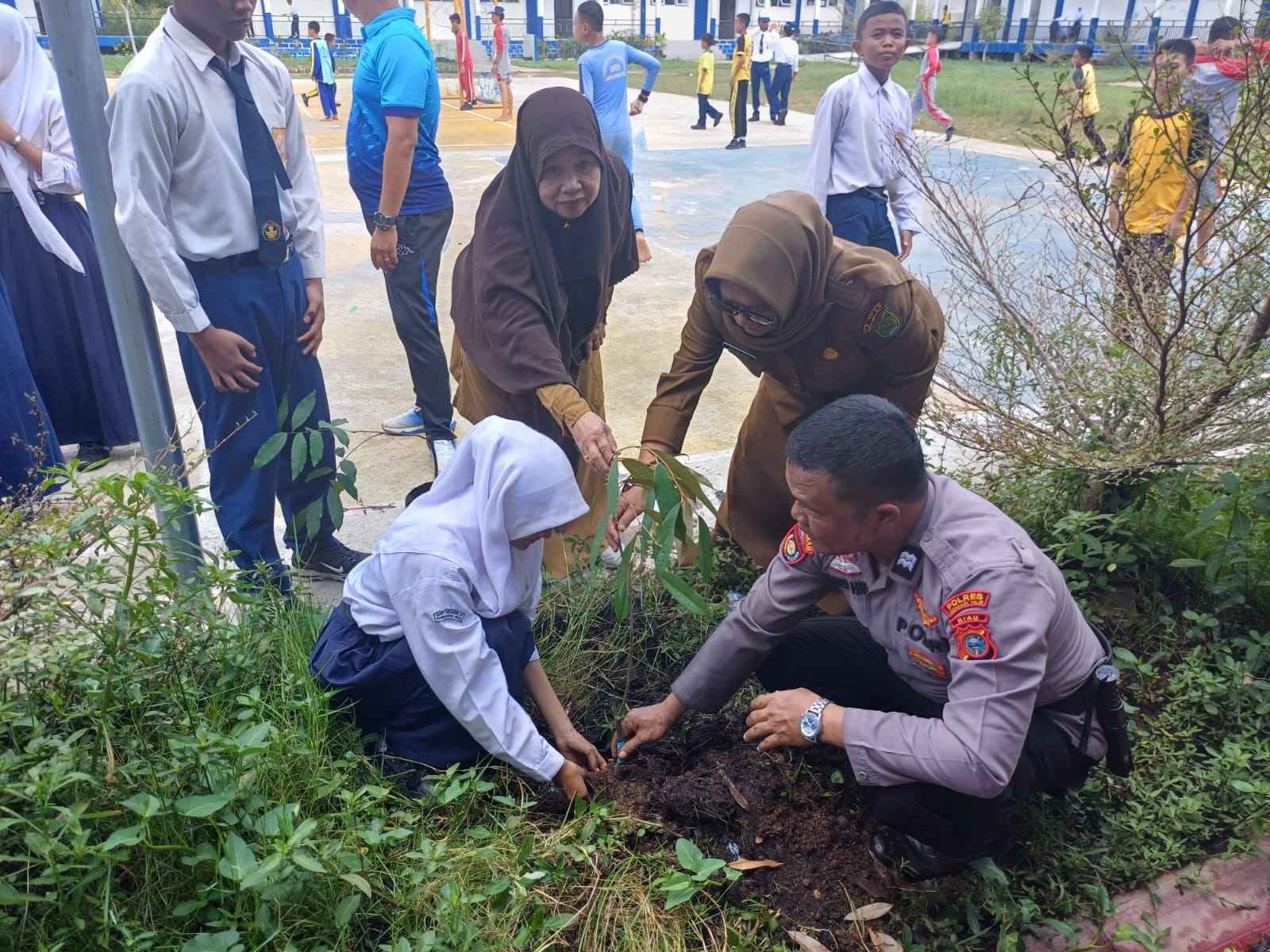 Polres Inhil Gelar Penyuluhan Green Policing dan Tanam Pohon Bersama Siswa SMPN 3 Tembilahan Hulu  SA