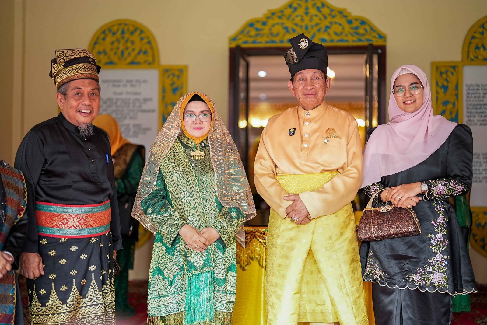 Sambut Mahkota Asli Kerajaan Siak, Bupati Siak Afni Terharu  