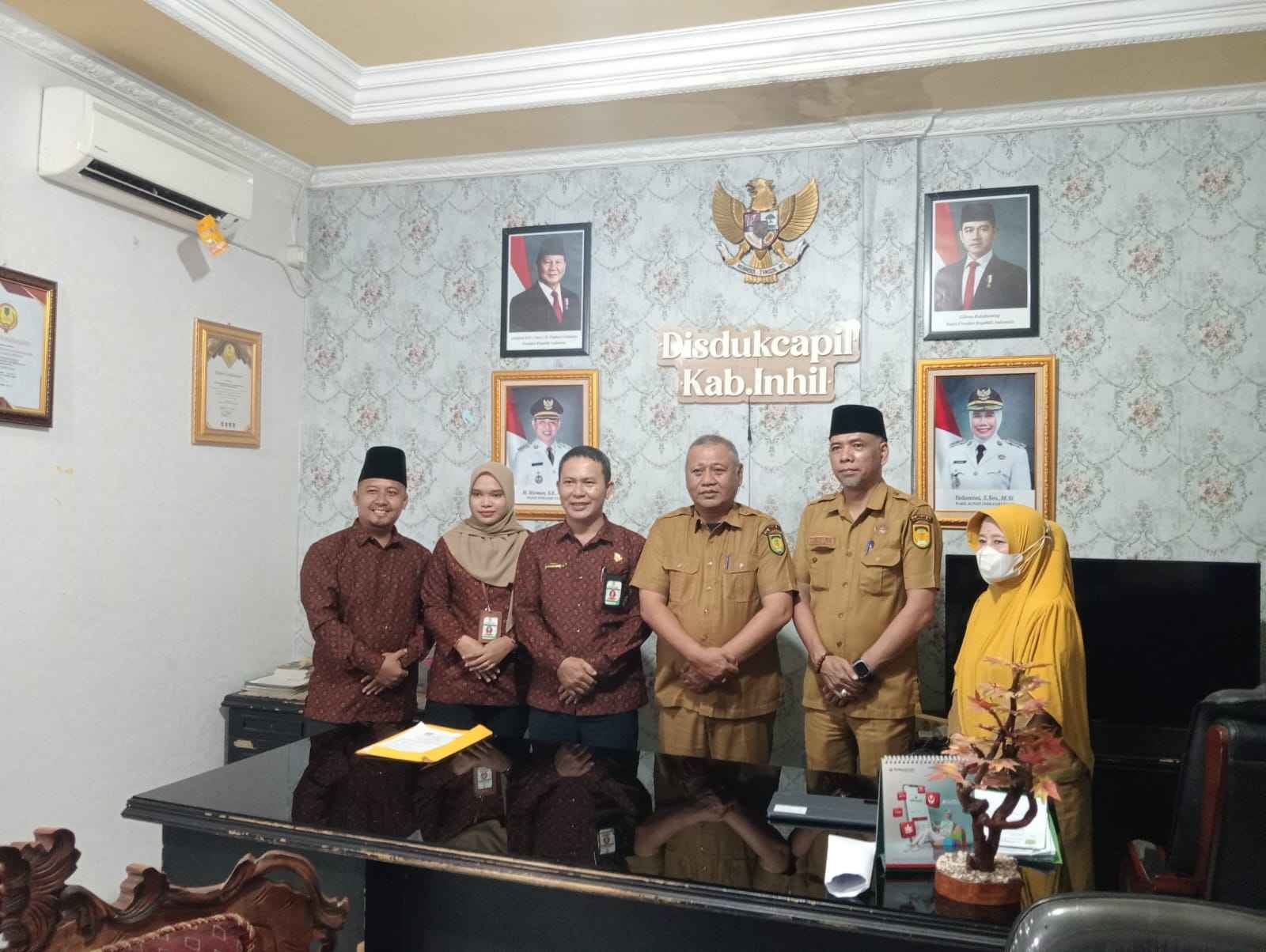 Permudah Masyarakat Miskin Urus Data Kependudukan dan Masalah Hukum, LBHK Markfen Justice dan Disdukcapil Inhil Teken MoU  