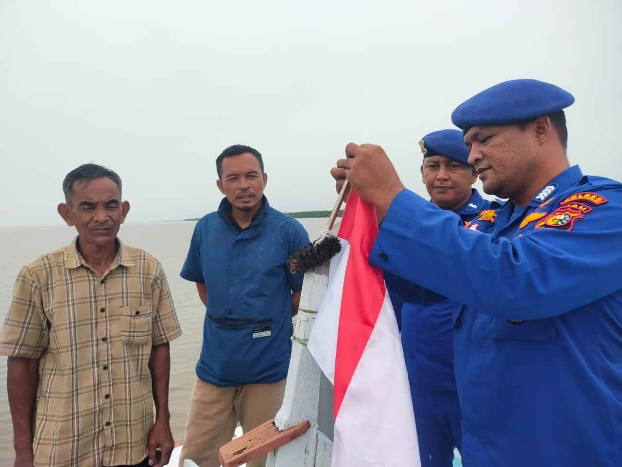 Satpolairud Polres Inhil Kibarkan Bendera Merah Putih di Kapal Rakyat Perairan Pulau Burung
