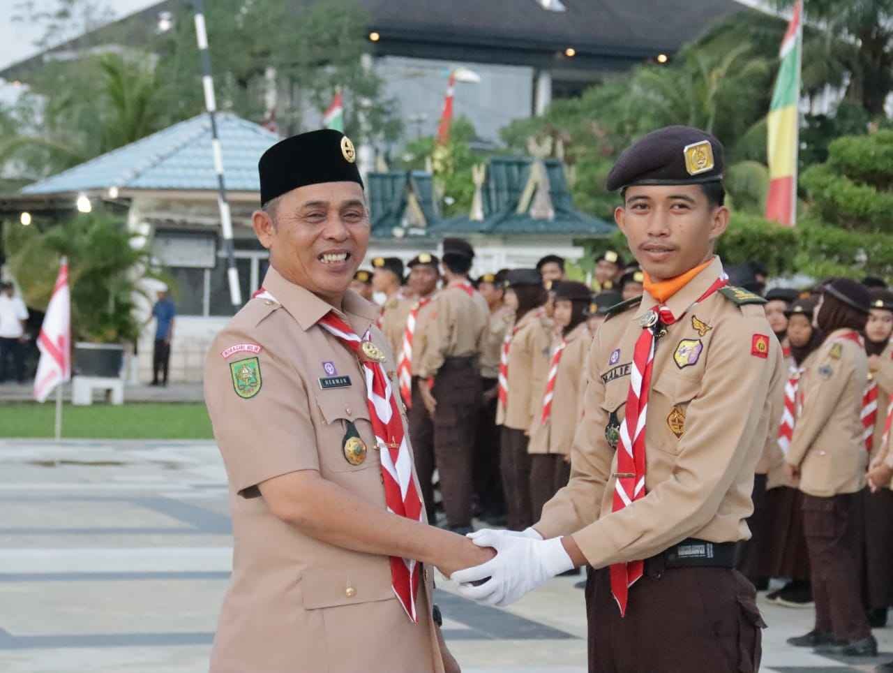 Pimpin Upacara Gelar Senja, Bupati Ajak Anggota Pramuka Isi Kemerdekaan dengan Karya dan Pengabdian