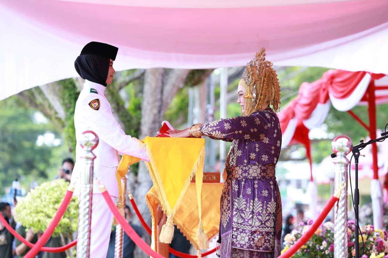 Bupati Siak Pimpin Upacara HUT RI Ke-80, Tampil dengan Pakaian Adat Melayu  