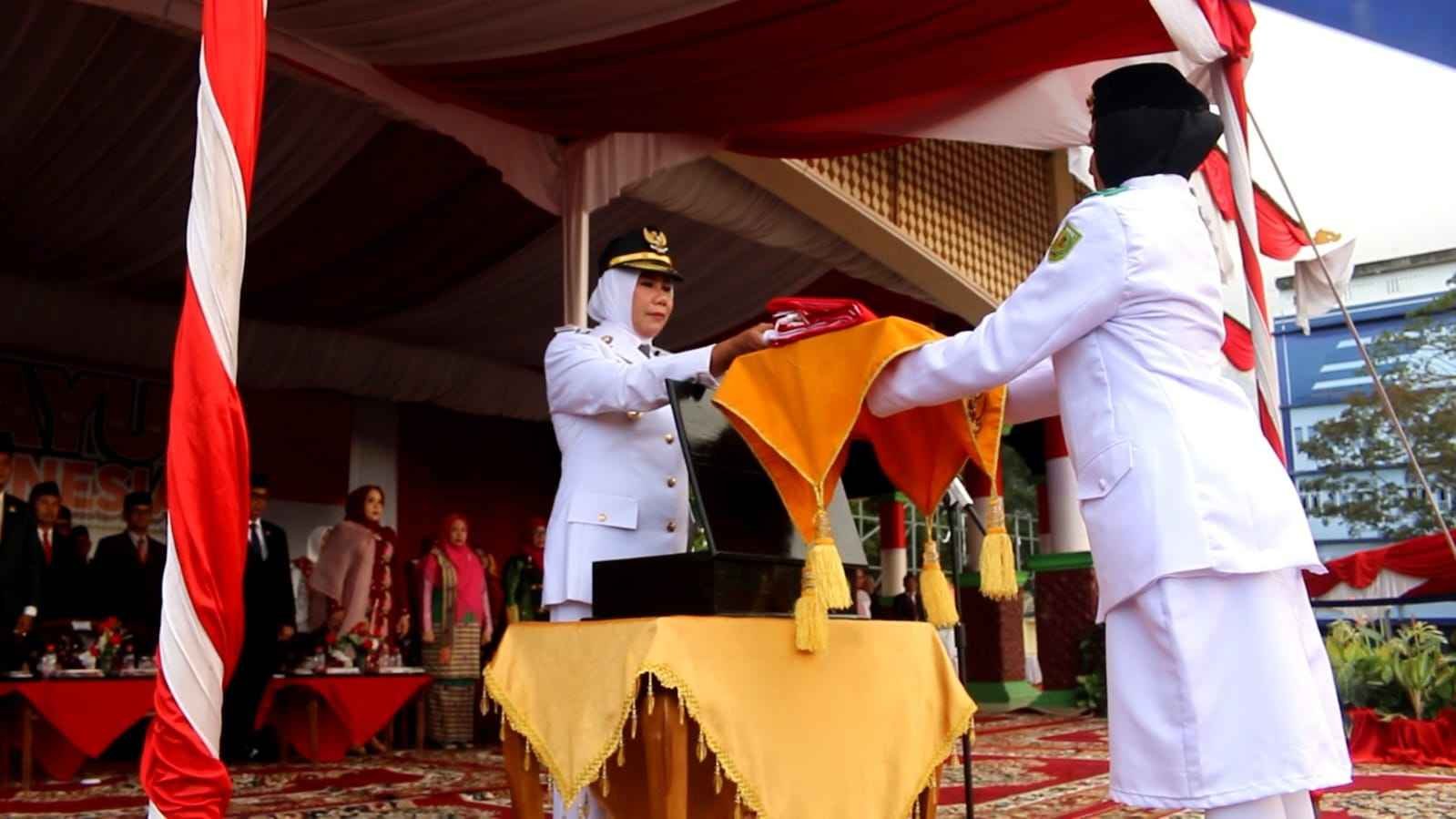 Wakil Bupati Inhil Pimpin Upacara Penurunan Bendera HUT RI KE-80