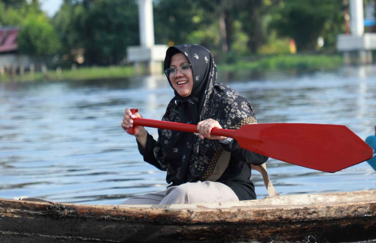 Tutup Lomba Dayung Tradisional, Bupati Afni Berhasil Seberangi Sungai Siak
