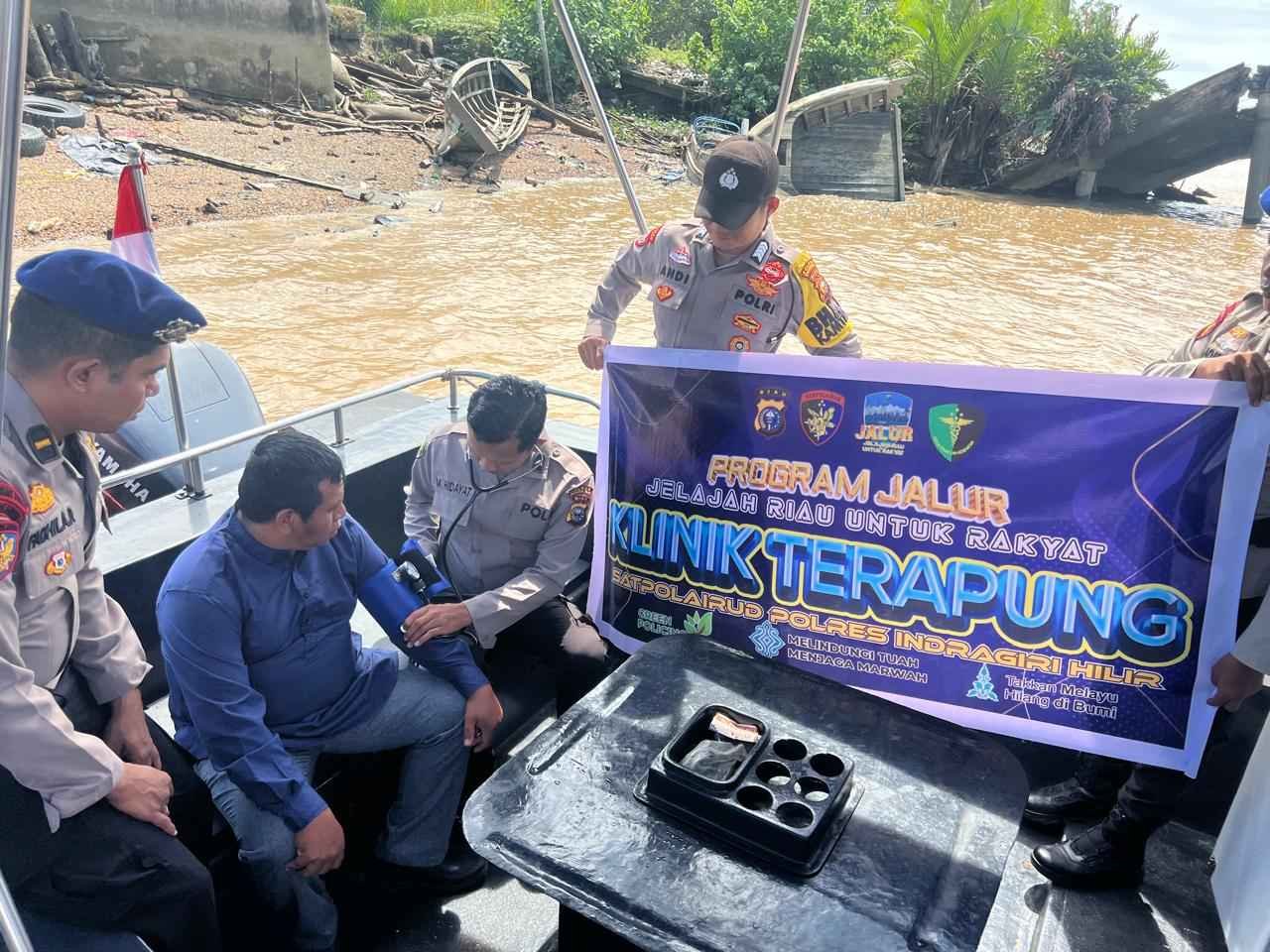 Satpolairud Polres Inhil Gelar Klinik Terapung, Warga Pesisir Sungai Indragiri Antusias Sambut Program JALUR