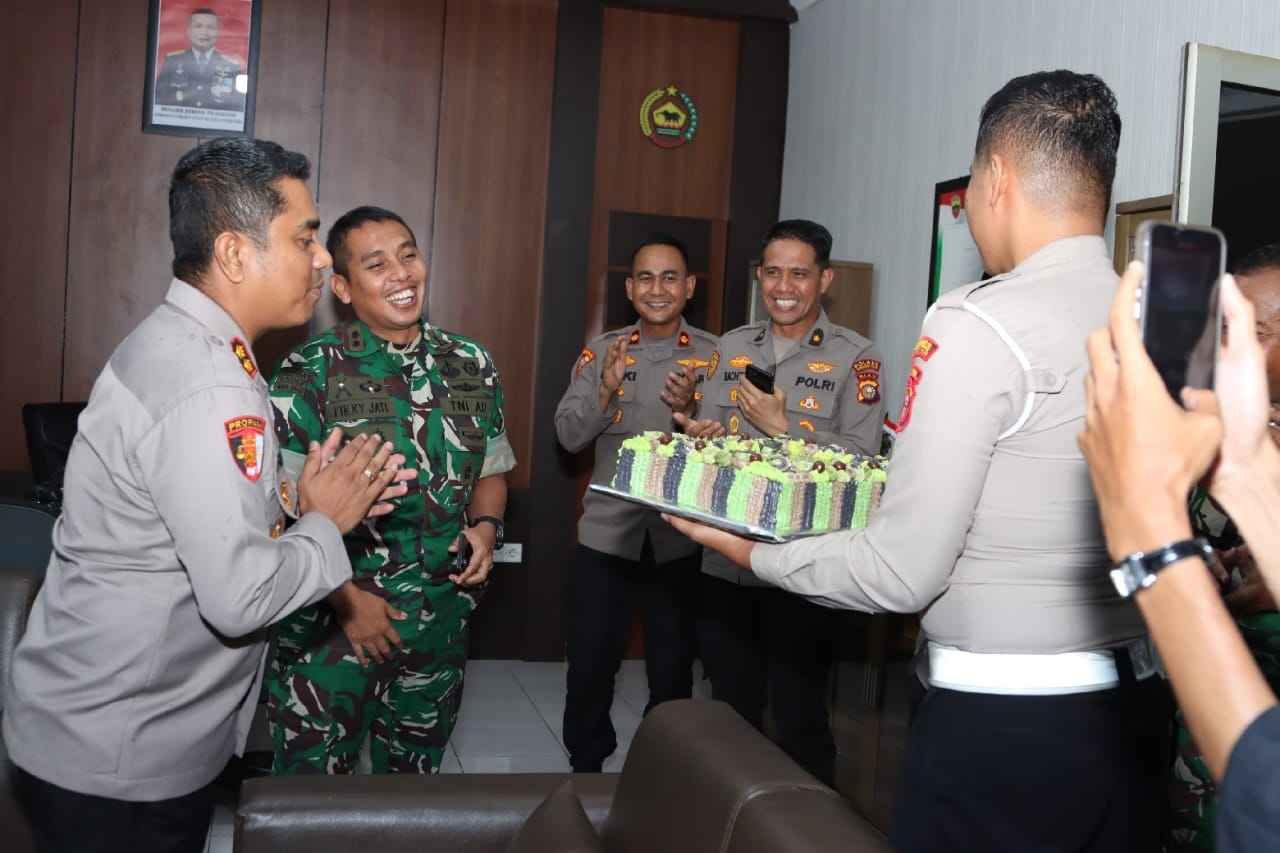 Sinergi TNI Polri Terus Terjalin, Kapolres Berikan Ucapan Selamat Ulang Tahun kepada Dandim 0314 Inhil, TNI Polri Jaya