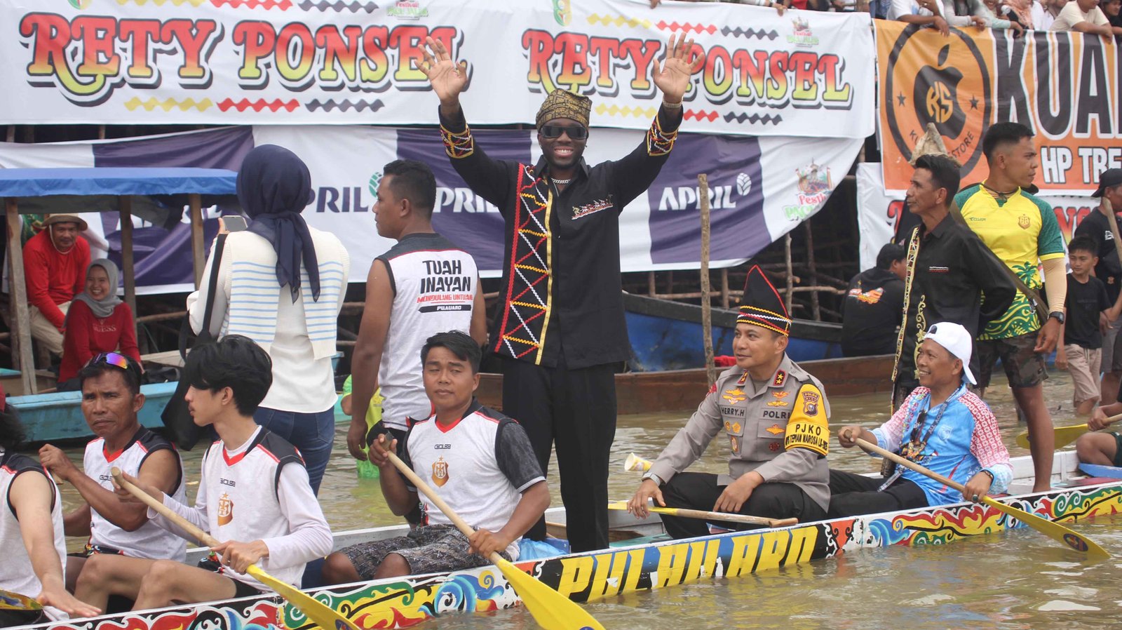 Melly Mike, Kapolda Riau dan Dikha Jajal Pacu Jalur