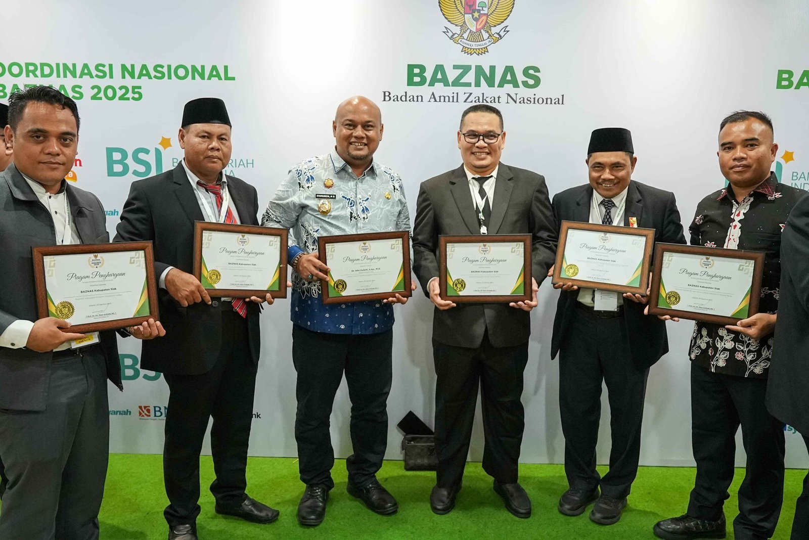 Dukung Gerakan Zakat Indonesia, Bupati Siak Terima Anugrah dari BAZNAS RI