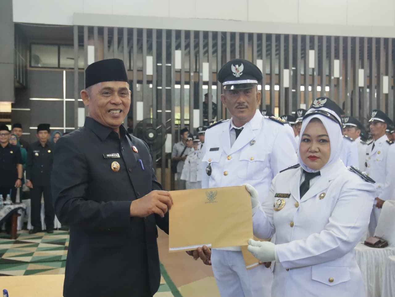 Bupati Inhil Didampingi Ketua Tp Pkk Kukuhkan Penambahan Masa Jabatan 193 Kepala Desa Dan Ketua Pkk Desa