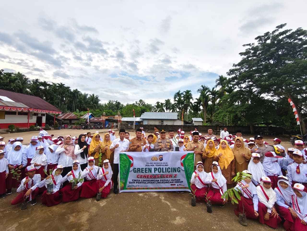 Kapolsek Tempuling Jadi Pembina Upacara di SDN 008 Teluk Jira, Ajak Siswa Tanam Pohon Lewat Program Green Policing