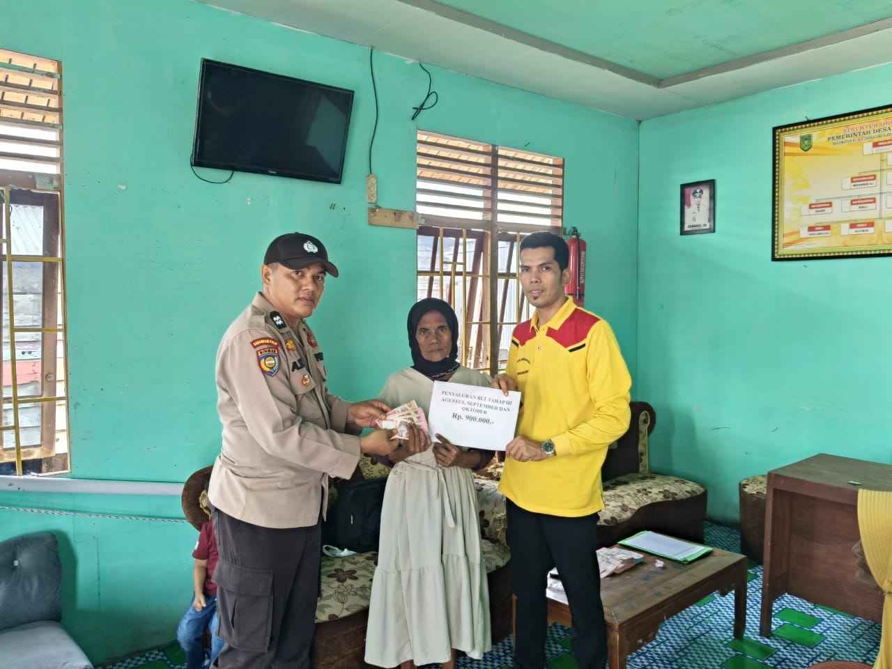 Polsek Kuindra Kawal Pemberian BLT Tahap III di Desa Sei.Bela 