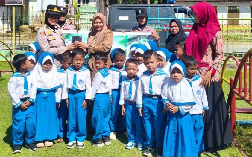 Edukasi Anak Usia Dini tentang Lingkungan, Polres Rohul Lakukan Penanaman Pohon di TK Islam Sialang Jaya