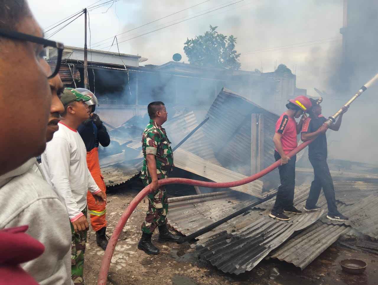 Personel Kodim 0314/Inhil Bantu Padamkan Kebakaran Empat Bangunan di Tembilahan Hulu