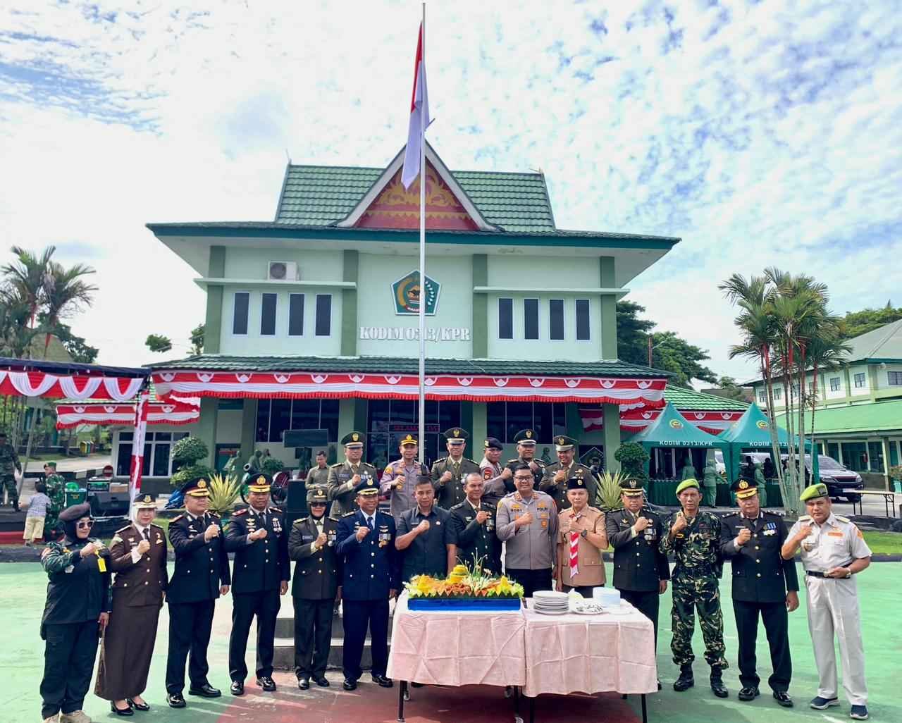 Wakapolres Rokan Hulu Hadiri Upacara HUT TNI ke-80 di Kodim 0313/KPR
