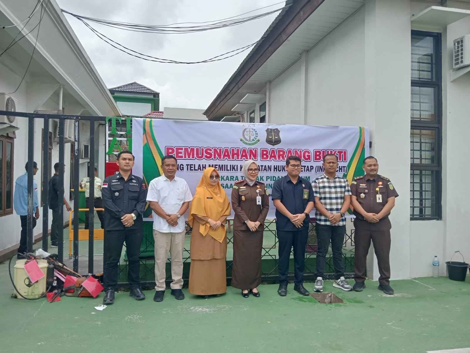 Kejari Inhil Kembali Musnahkan Barang Bukti yang Telah Inkracht Perkara Tindak Pidana Umum dari 24 Perkara Hukum