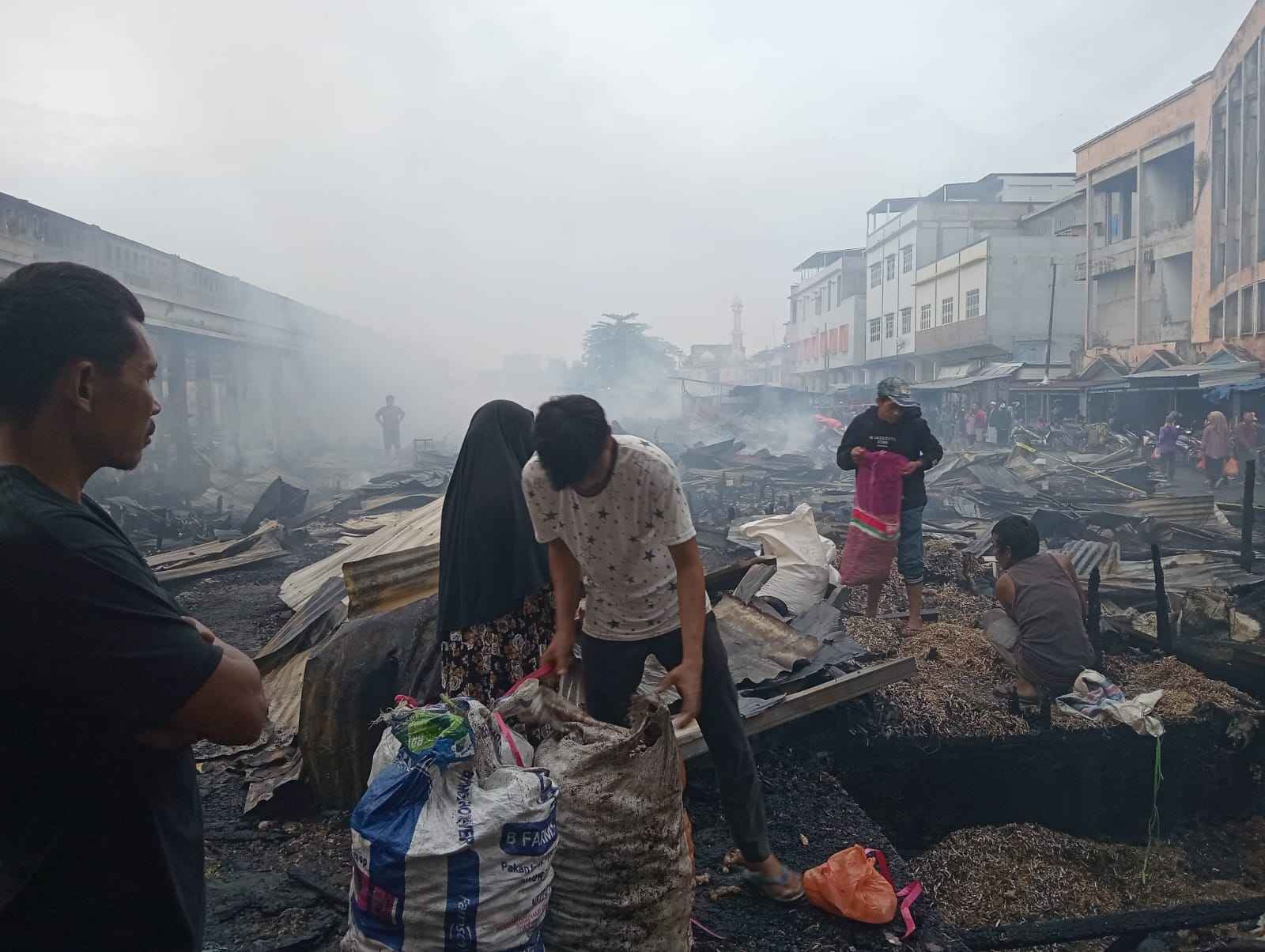 Ratusan Kios  Pasar  Tradisional Tembilahan Hangus Terbakar Dilalap Dijago Merah