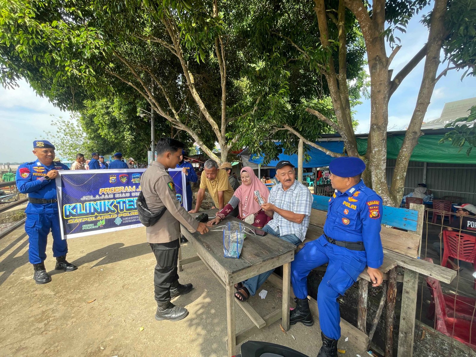 SATPOLAIRUD POLRES INHIL GELAR PROGRAM “JALUR” KLINIK TERAPUNG UNTUK MASYARAKAT PESISIR