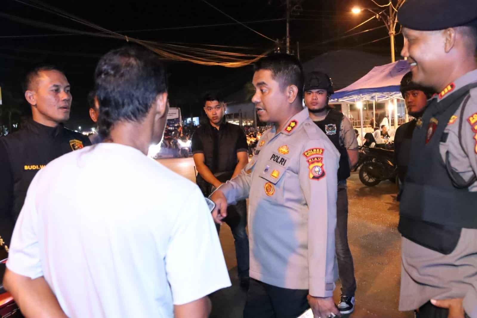 KAPOLRES INHIL PIMPIN PATROLI DIALOGIS MALAM MINGGU DI WILKUM POLRES INHIL