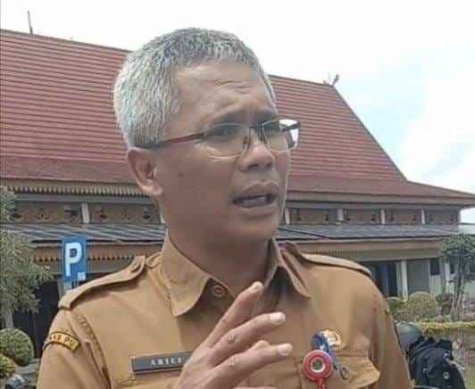 Komisi Pemberantasan Korupsi (KPK) Membawa Kepala Dinas PUPR PKPP Riau Keluar Dari Gedung PUPR