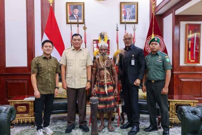 Pertemuan Menteri Pertahanan Sjafrie dan Kepala Suku Muyu Jadi Simbol Persaudaraan Bangsa