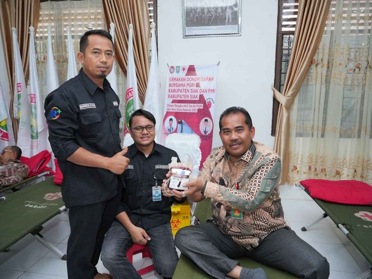Meriahkan HUT PGRI Ke-80 dan HGN, Puluhan Guru di Siak Ikut Donor Darah 