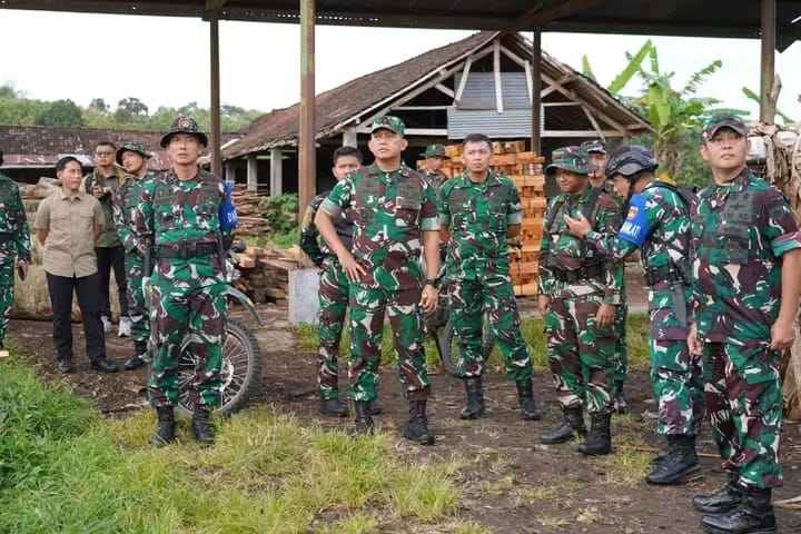 Pangdam IV/Diponegoro Tinjau Latihan Gerilya di Gunung Lawu