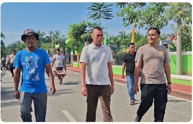 Kades Zulfahrianto Bersama Warga Desa Sontang Gelar Gotong Royong Antisipasi Banjir Tahunan 